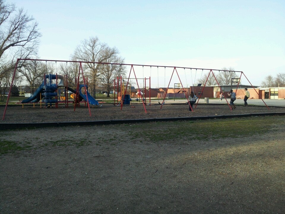 Carlyle Grade School, 951 6th St, Carlyle, IL, Schools MapQuest