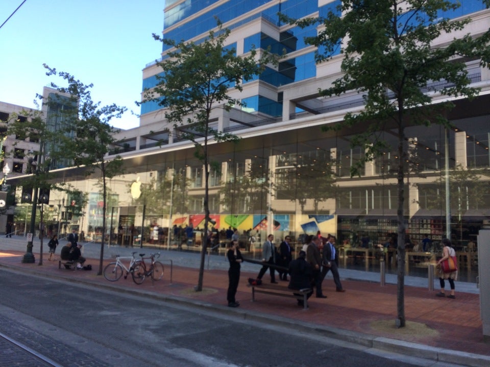 Apple Pioneer Place - Electronics Store in Portland