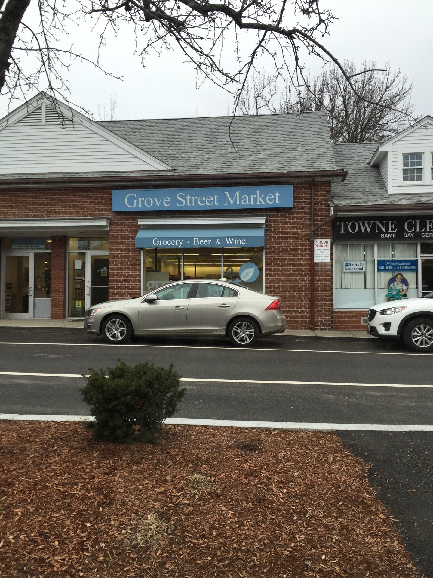 The Shops at Putterham, 1000 W Roxbury Pkwy, Chestnut Hill, MA, Retail
