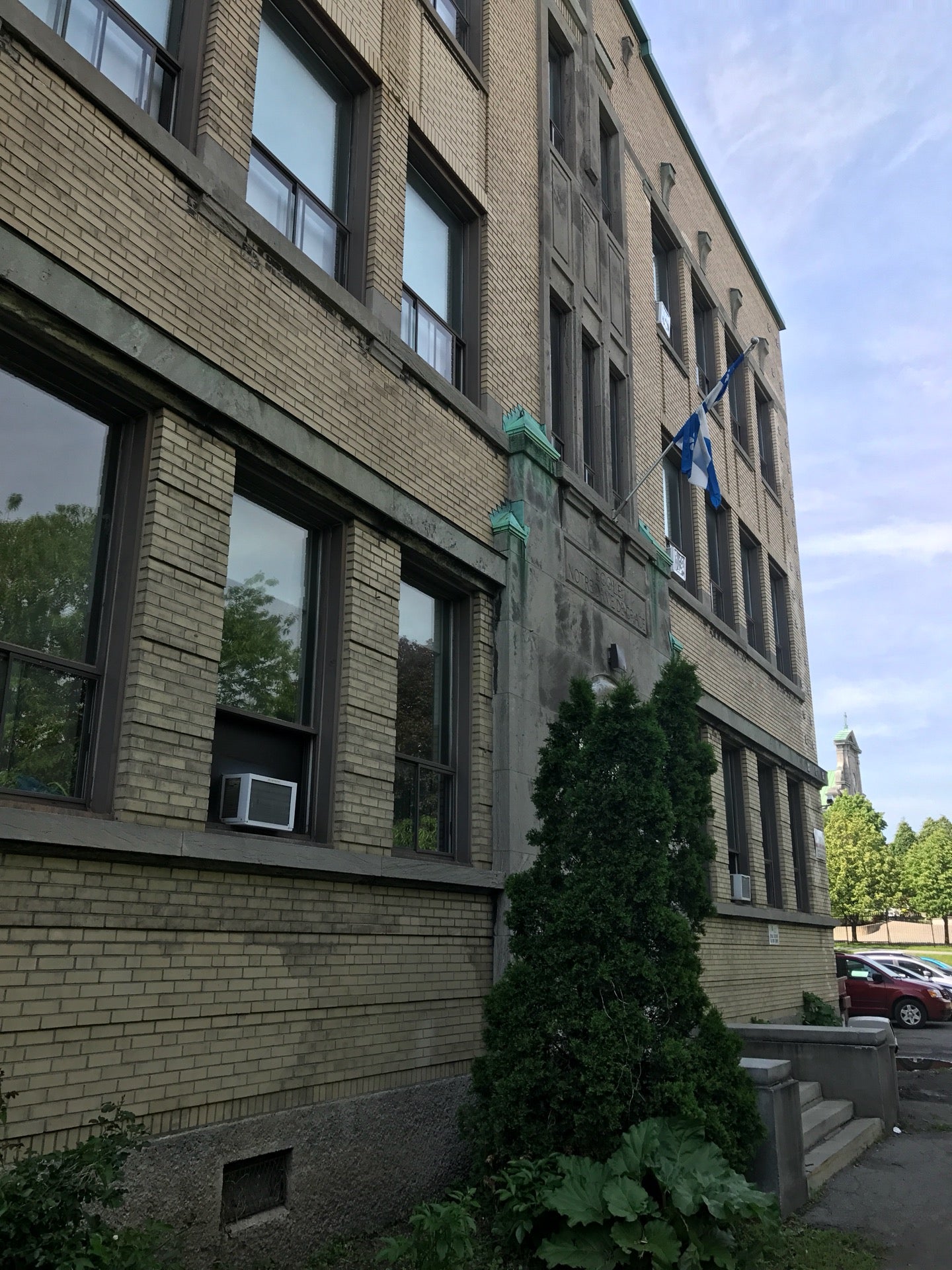 Ecole primaire NotreDamedeGrâce, 5435 NotreDameDeGrace Ave