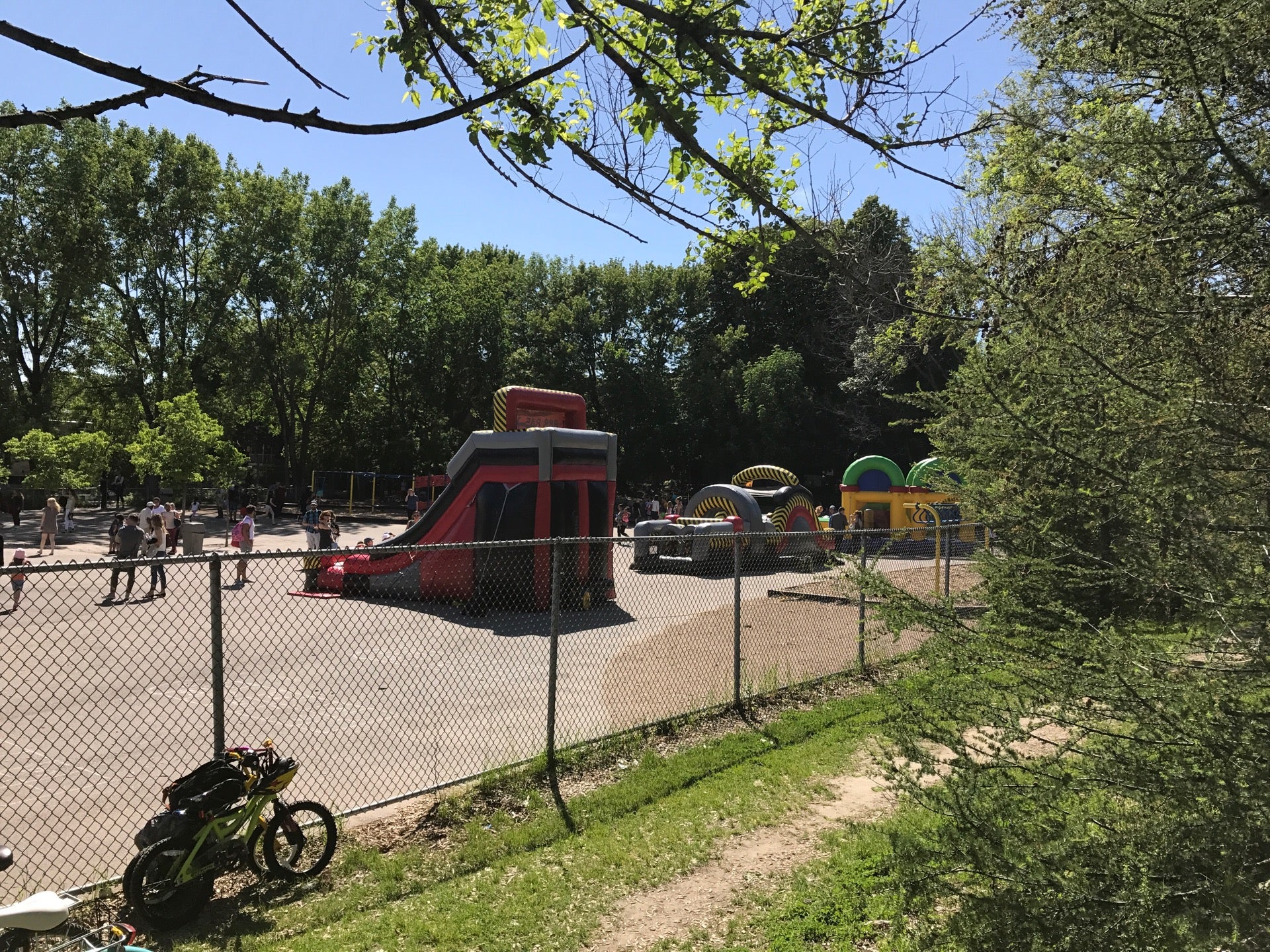 Ecole primaire NotreDamedeGrâce, 5435 NotreDameDeGrace Ave