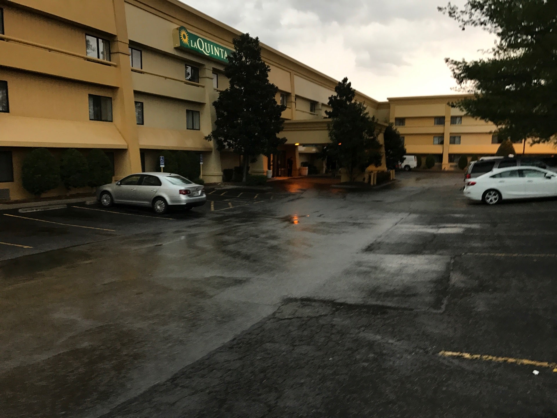 La Quinta Inn & Suites By Wyndham Nashville Airport, 531 Donelson Pike