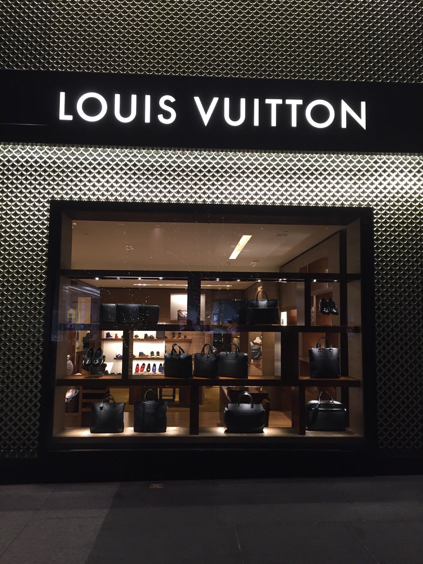 LOUIS VUITTON WASHINGTON DC CITYCENTER - 31 Photos & 93 Reviews - 983  Palmer Aly NW, Washington, District of Columbia - Leather Goods - Phone  Number - Yelp