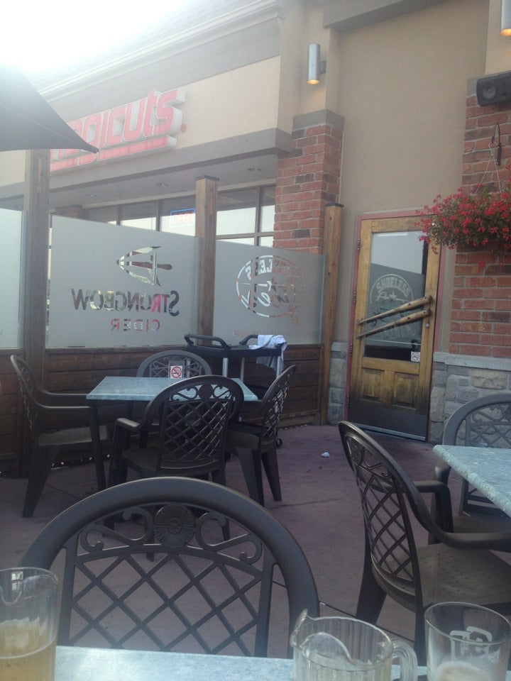 Shoeless Joe's Sports Grill, 5 Clair Rd W, Guelph, ON, Eating places