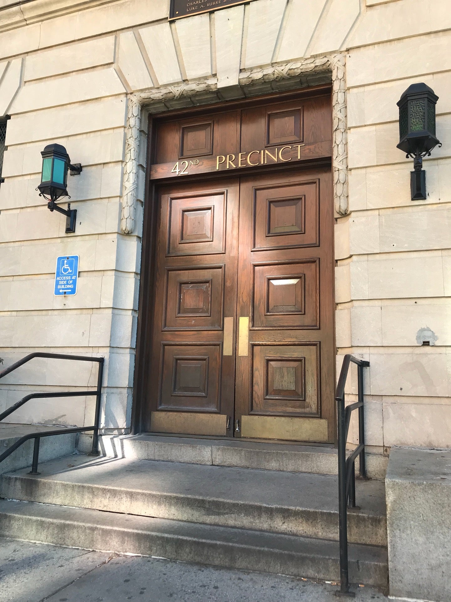 42Nd Precinct Nyc - 05z6euo