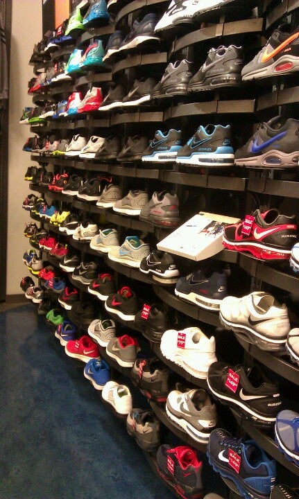 Foot Locker, 755 Route 18, East Brunswick Twp, NJ, General Merchandise  Retail - MapQuest