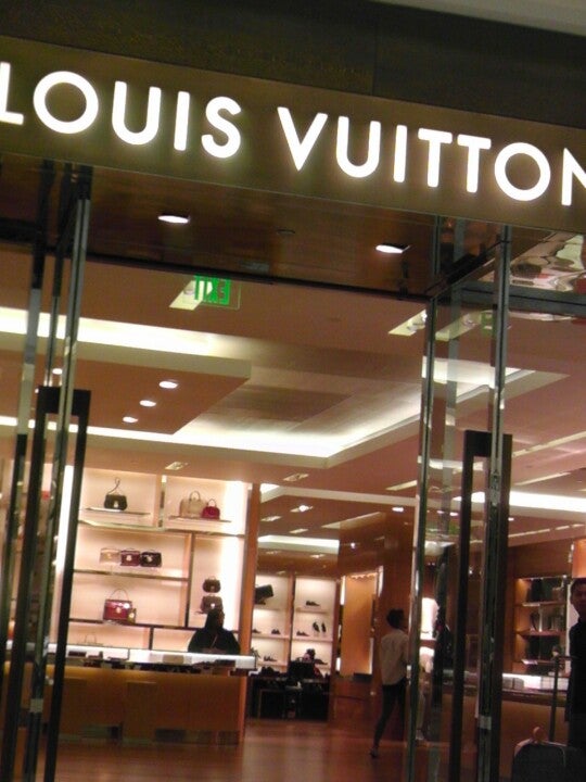 Louis Vuitton Atlanta Saks Phipps Plaza, 3440 Peachtree Rd, Atlanta, GA,  Women's Apparel - MapQuest