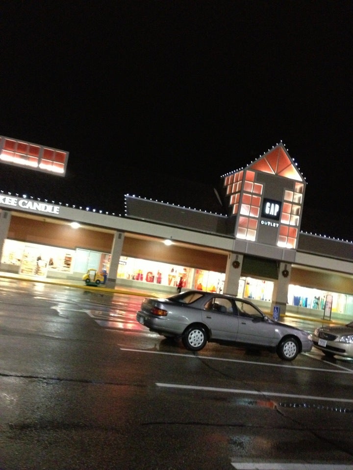 Tanger Outlets Tilton, 120 Laconia Rd, Tilton, NH, Shopping Centers