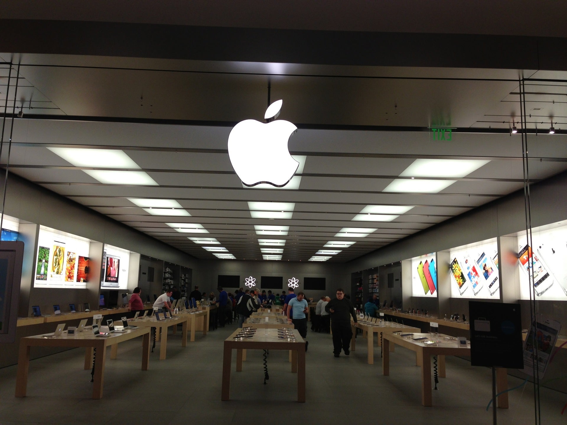 Fashion Place - Apple Store - Apple