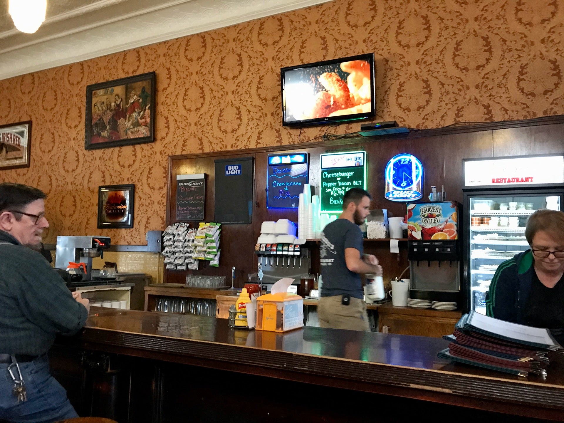 Kissner's Restaurant, 524 Clinton St, Defiance, OH, Family restaurants