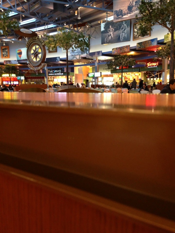 CrossIron Mills, 261055 CROSSIRON BLVD, ROCKY VIEW COUNTY, AB, Eating