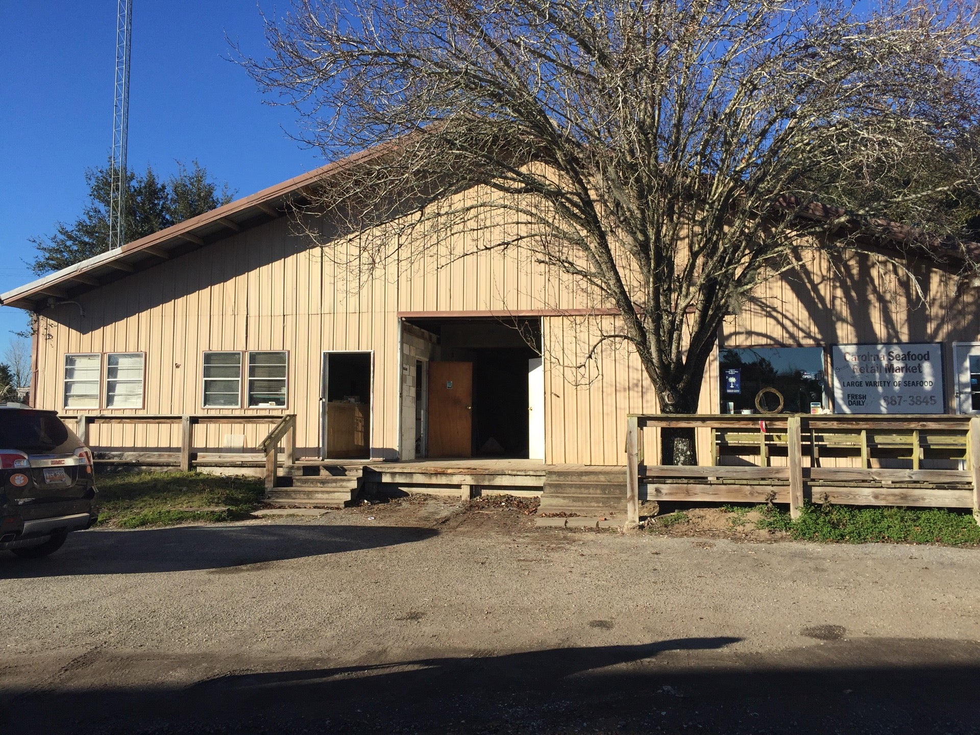 Carolina Seafood Retail Market, 22 Oak St, Mc Clellanville, SC, Food