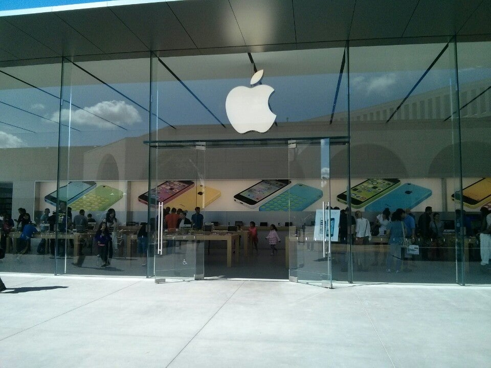 Apple Store Located at the Open Air Stanford Shopping Center