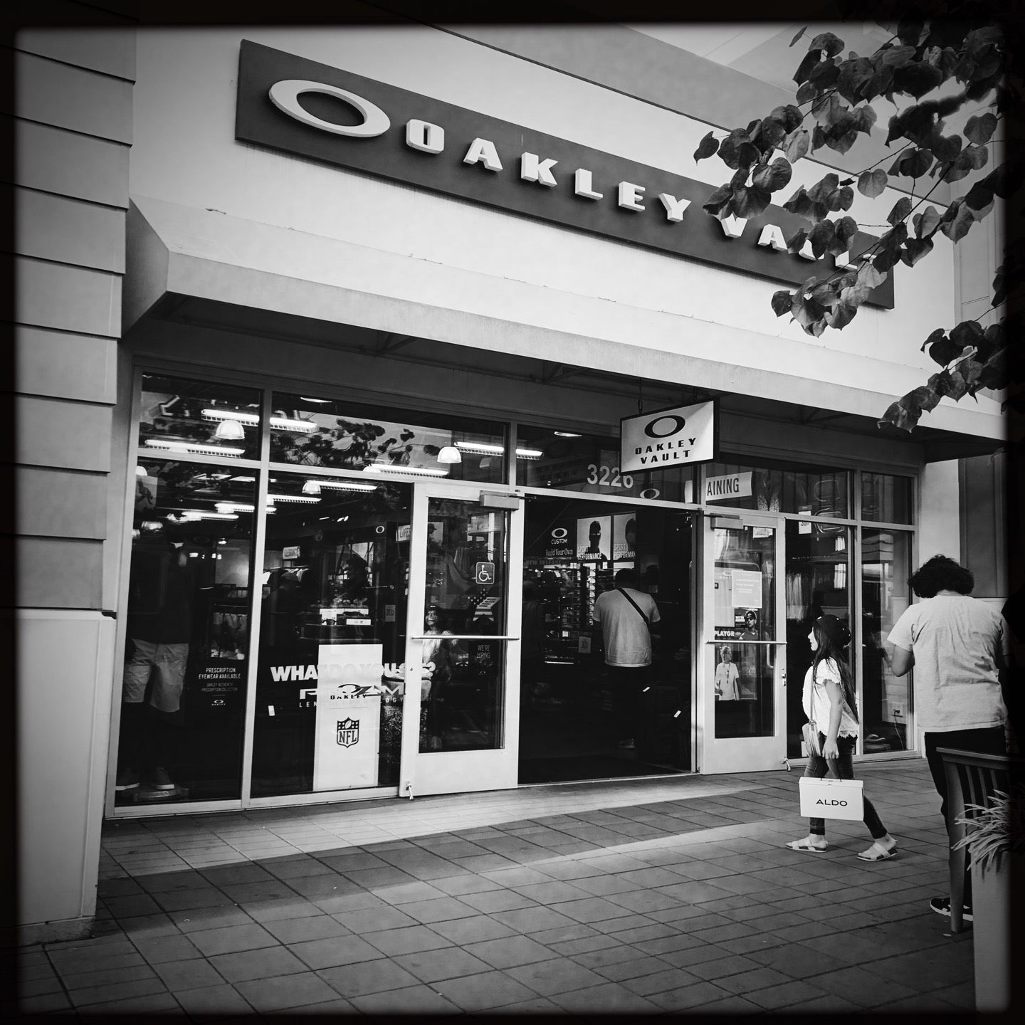 Oakley Vault, 3226 Livermore Outlets Dr, Ste 677, San Francisco Premium  Outlets, Livermore, CA, Sunglasses - MapQuest