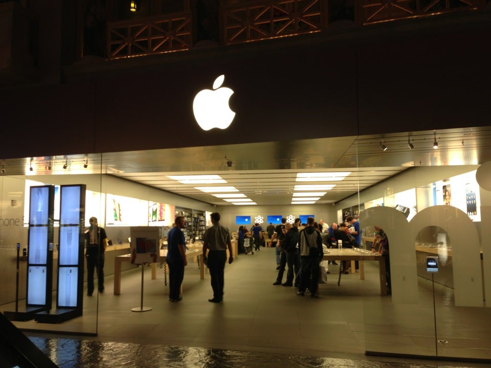Apple store with iPads in Caesar's Palace shopping mall Las Vegas