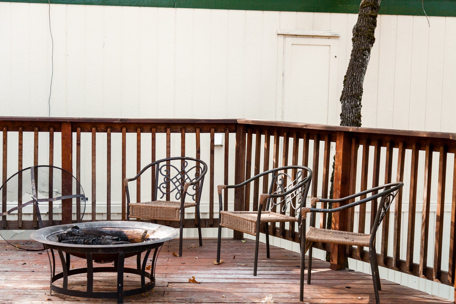 Cave Springs Resort and Vacation Rentals, 4727 Dunsmuir Ave, Dunsmuir