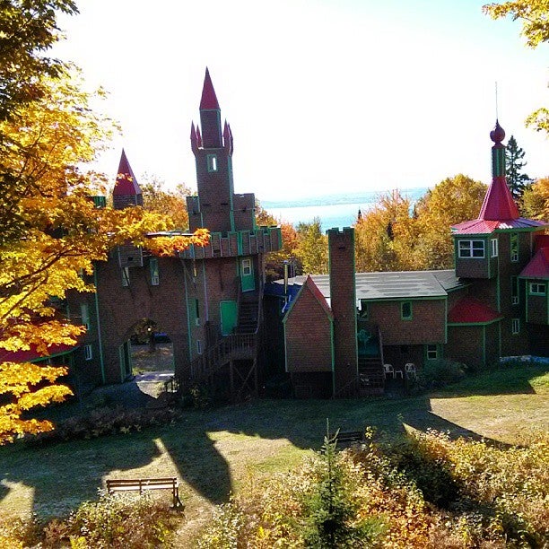 Auberge du Château Bahia, 152 Bd Perron, PointeàlaGarde, QC, Inns