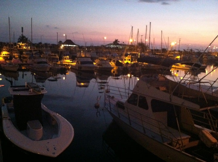 Bite Me Fish Market Bar & Grill, 74425 Kealakehe Pkwy 1, Kailua Kona