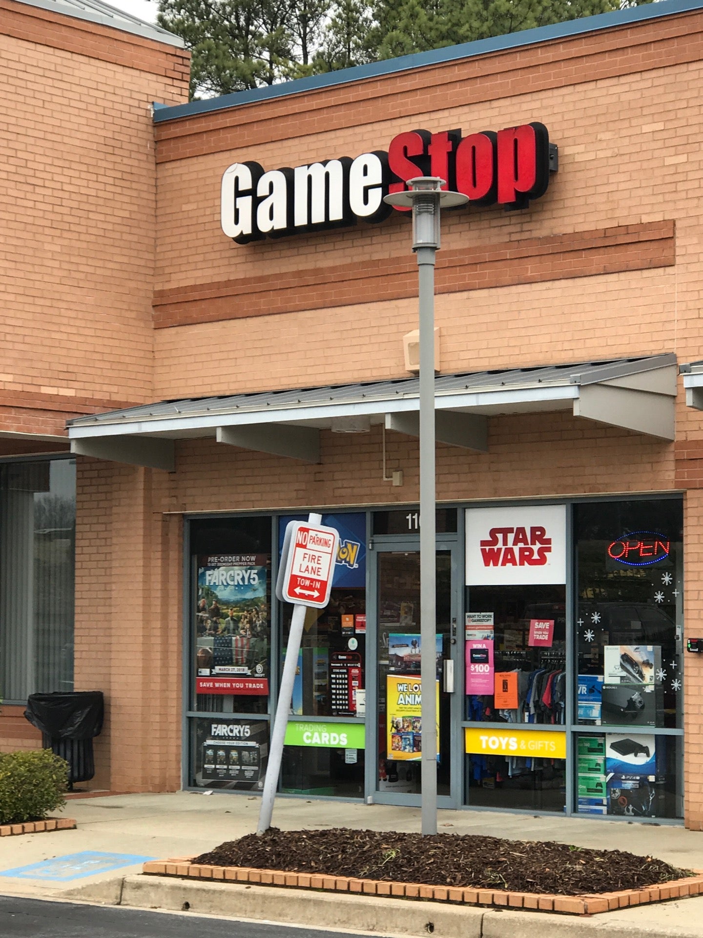 media./i/gamestop/20006750_SCR01?$scre