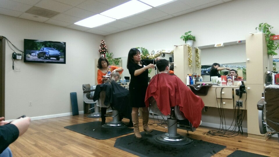 Walnut Hill Barber Shop, 16527 S Frederick Ave, Gaithersburg, MD