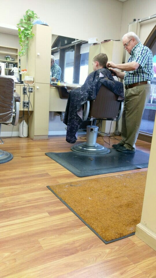 Walnut Hill Barber Shop, 16527 S Frederick Ave, Gaithersburg, MD