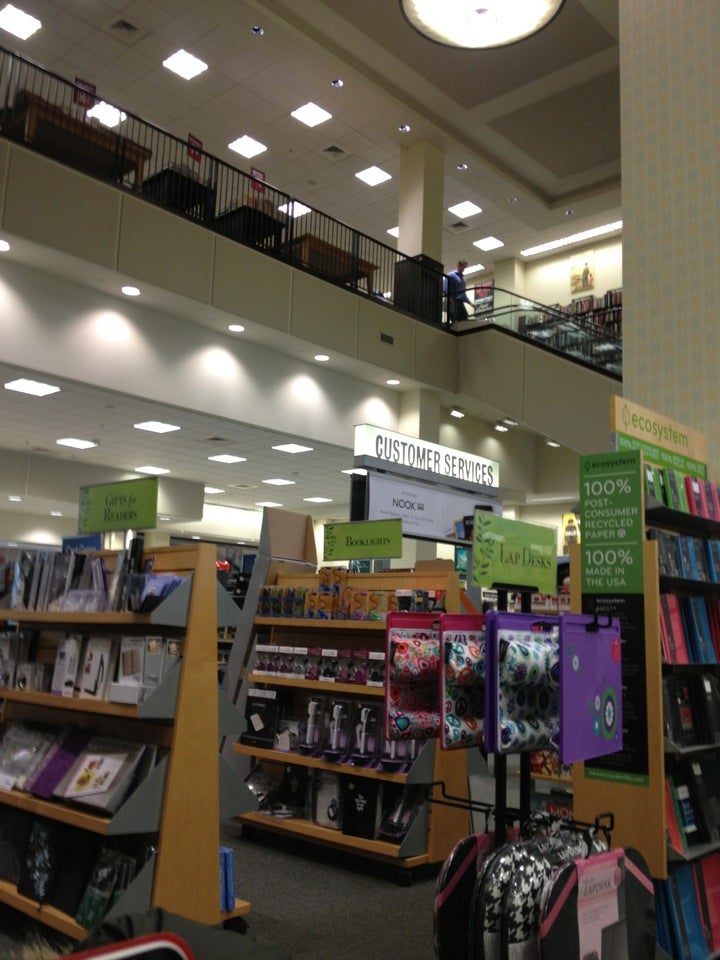 Barnes & Noble Bookstore in The Shops at Riverside, NJ