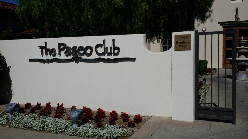 What is the junior tennis program at the Paseo Club?