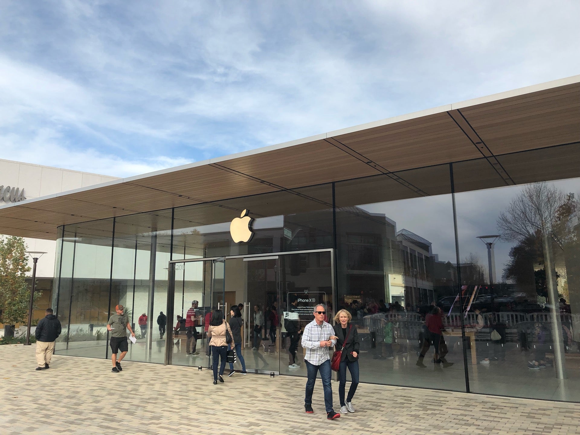 Broadway Plaza - Apple Store - Apple