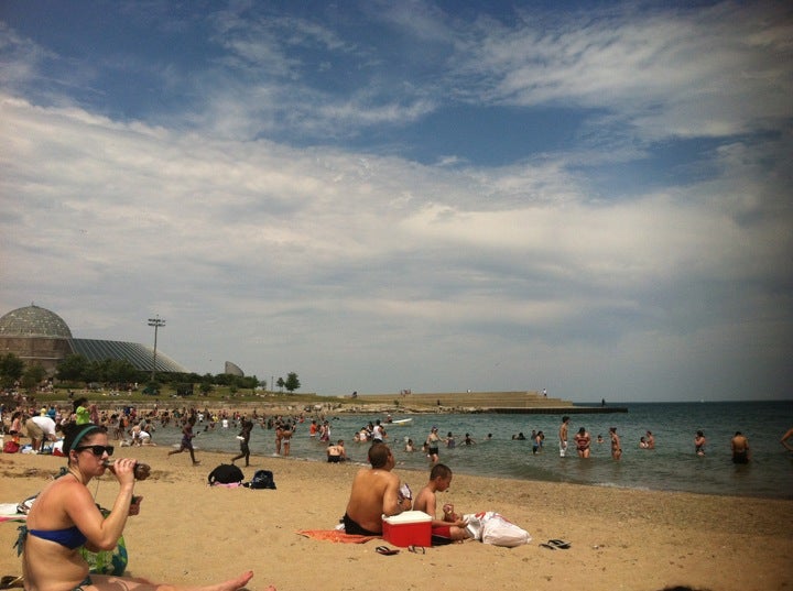 A beach in the Midwest? Say less! 📍Find 12th Street Beach on the Chic