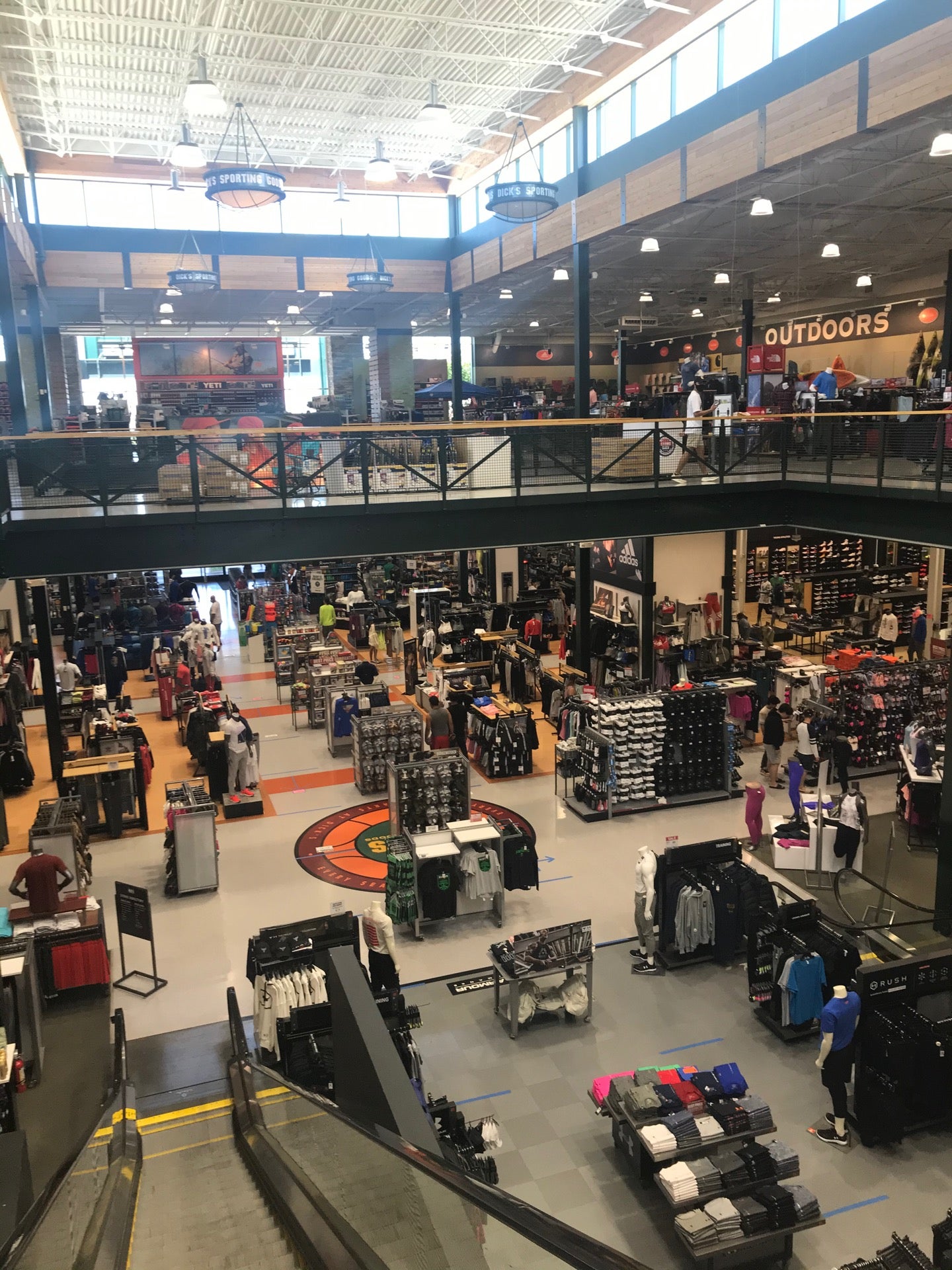 Austin-area Dick's Sporting Goods stores open early to sell Astros