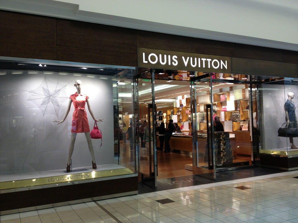 Louis Vuitton Atlanta Saks Phipps Plaza In Atlanta , Ga