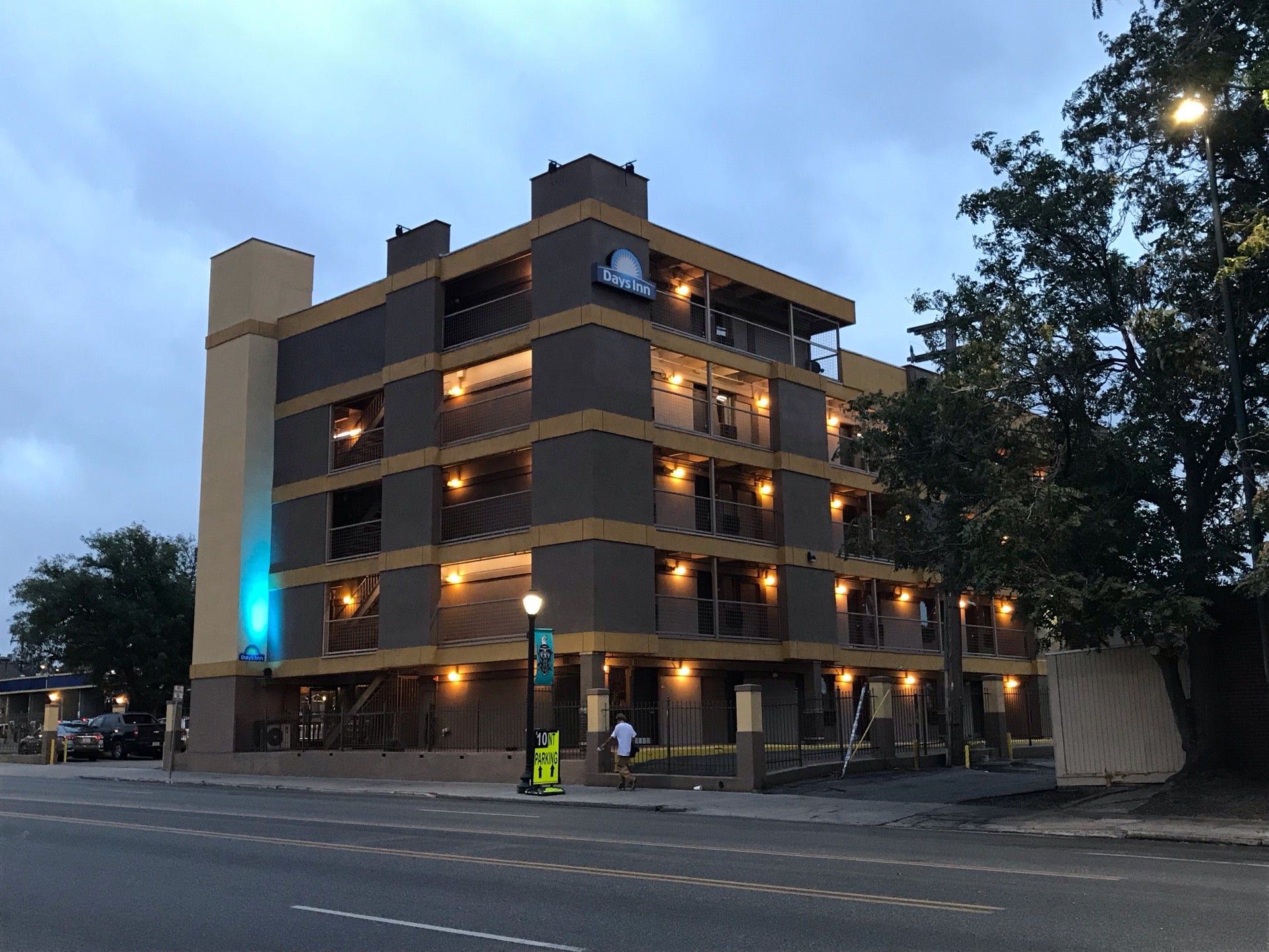 Days Inn By Wyndham Denver Downtown, 930 E Colfax Ave, Denver, CO