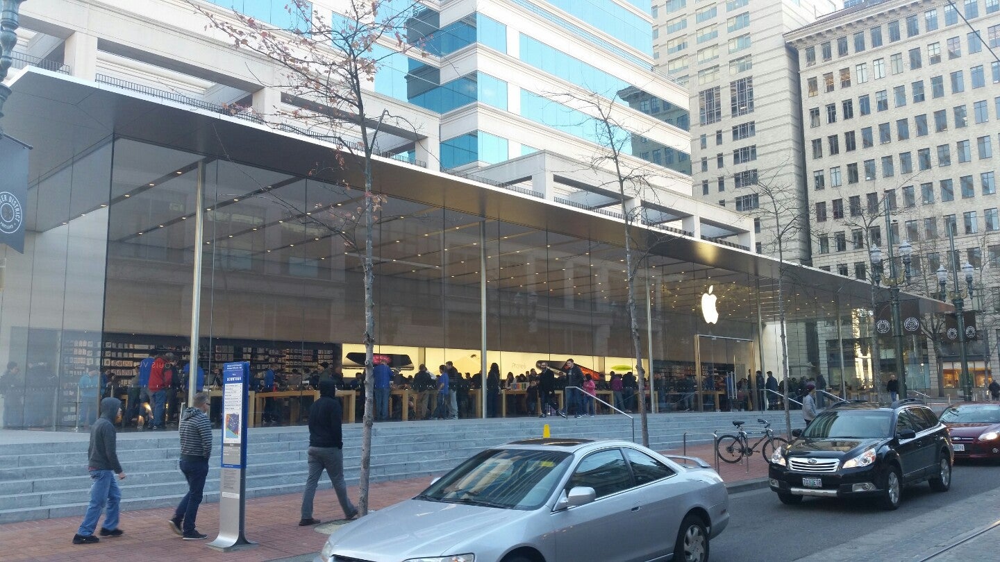 Apple Pioneer Place - Electronics Store in Portland
