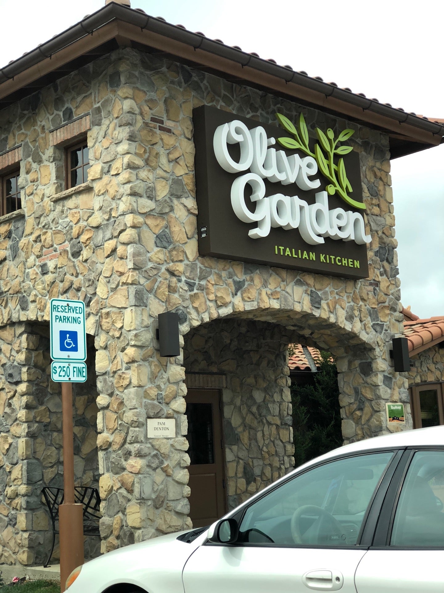 Olive Garden opens first Chicago location - ABC7 Chicago