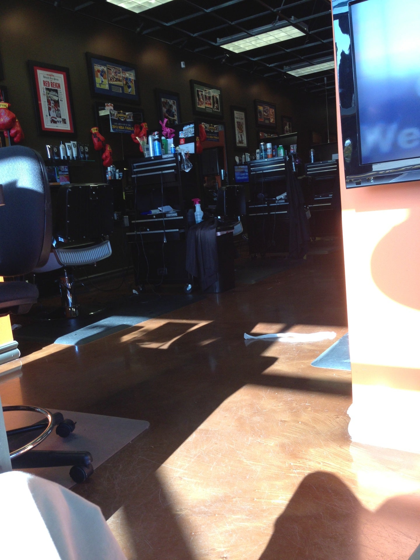 Lady Janes Haircuts For Men, 10185 Telegraph Rd, Taylor, MI, Barber