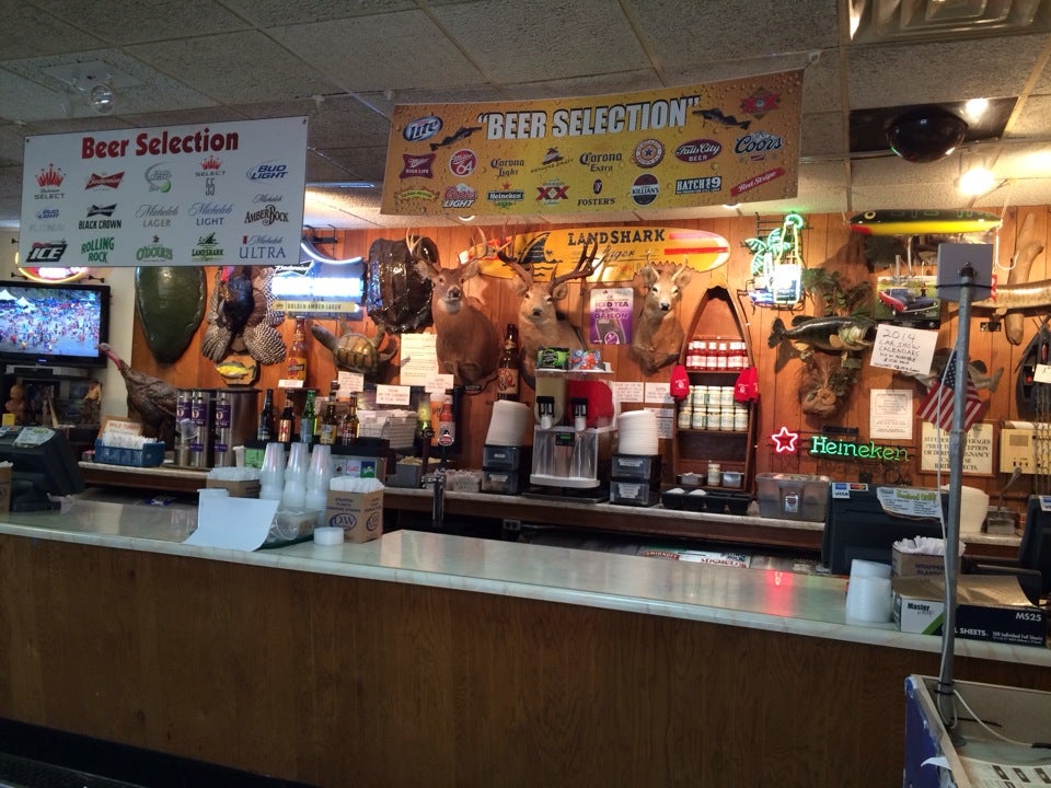 Mike Linnig's Restaurant, 9308 Cane Run Rd, Louisville, KY, Seafood