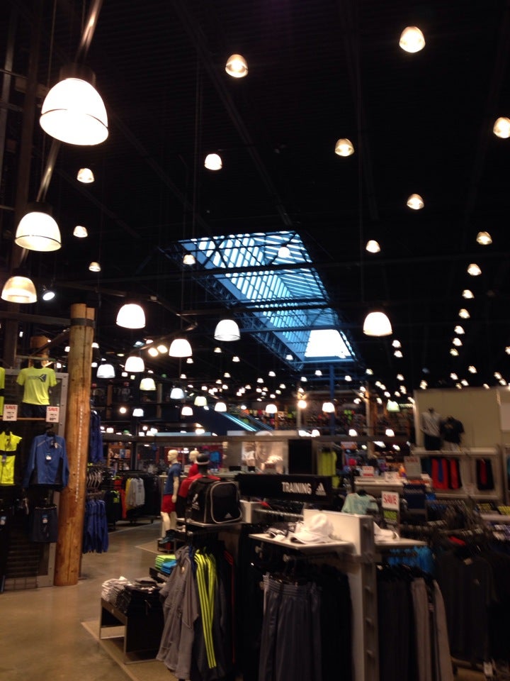 Cardinals Clubhouse Shop, 1820 Market St, St Louis, MO, Sporting Goods -  MapQuest