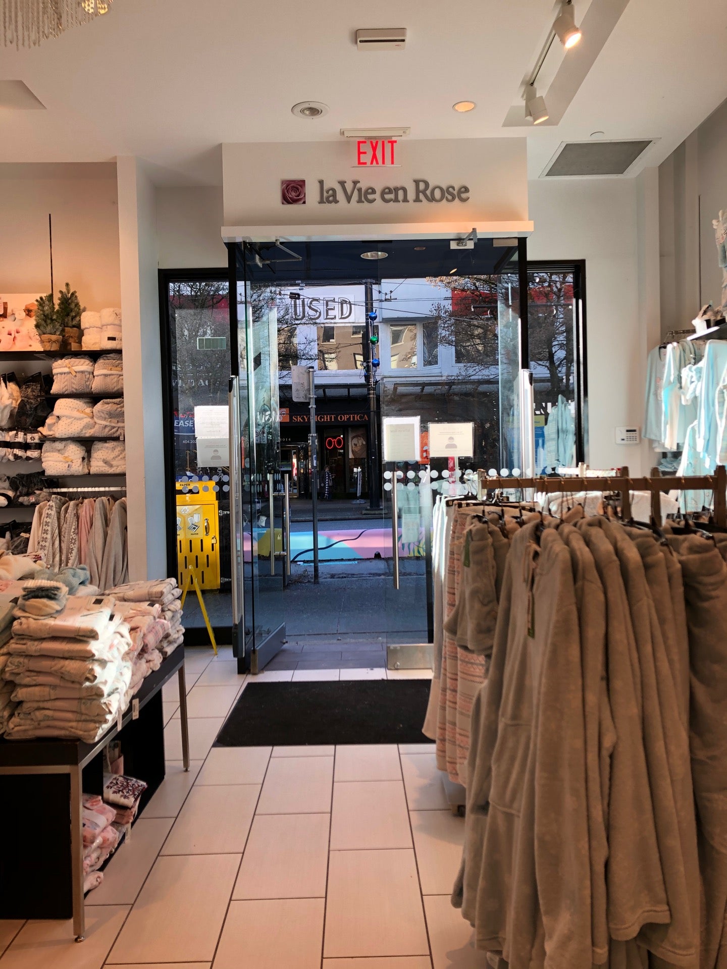 la Vie en Rose, 1009 Robson St, Vancouver, BC V6E 1A9, CA