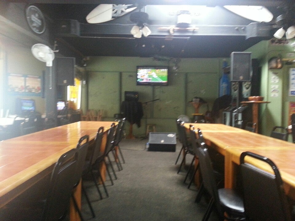 Big Country Bar & Grill, 411537 Kalanianaole Hwy, Waimanalo, HI, Bars