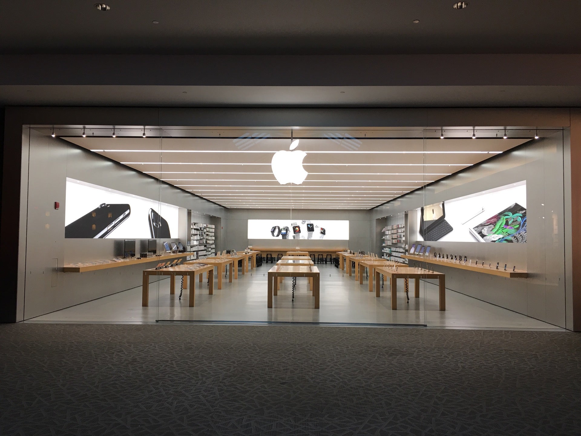 Trumbull - Apple Store - Apple