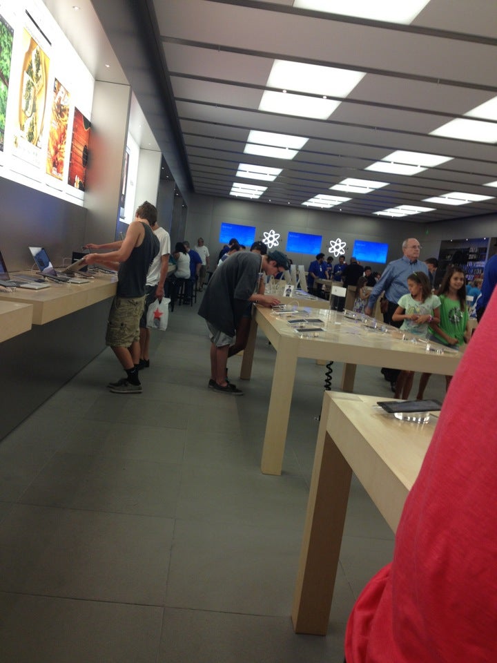 Fashion Place - Apple Store - Apple