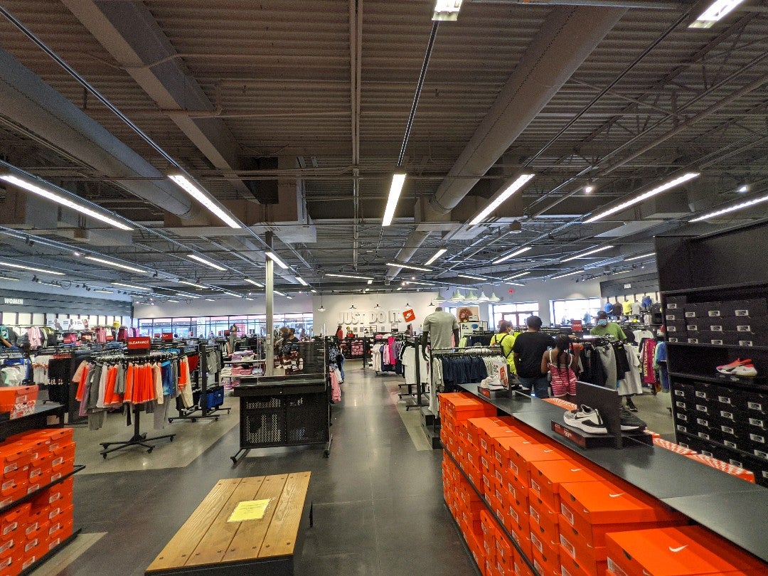 Aanvrager omroeper Prooi Nike Factory Store, 5701 Outlets at Tejon Parkway, Ste 300, Arvin, CA,  Rubber & Plastic Footwear Retail - MapQuest