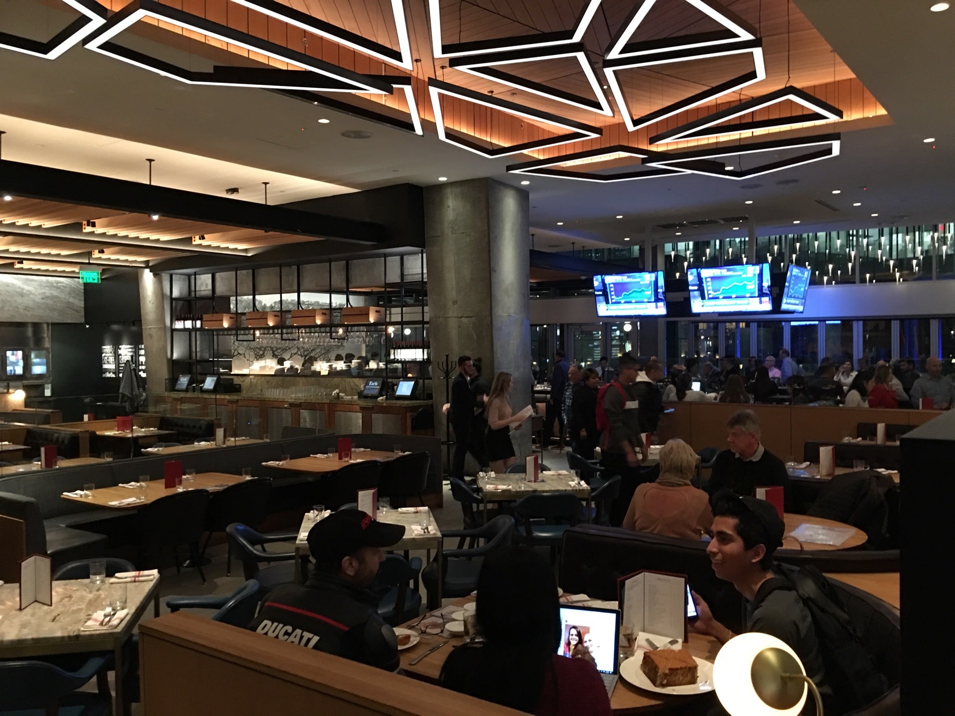 earls kitchen and bar tysons hours