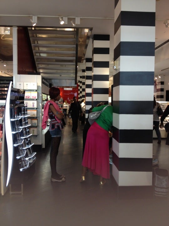 Shopping experience at the Sephora New Store Concept in El Triangle