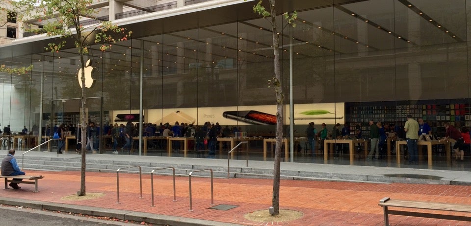 Apple Pioneer Place - Electronics Store in Portland