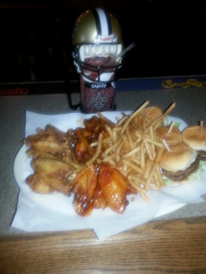 Spike's Sports Bar & Grill, 16728 Bellflower Blvd, Bellflower, CA