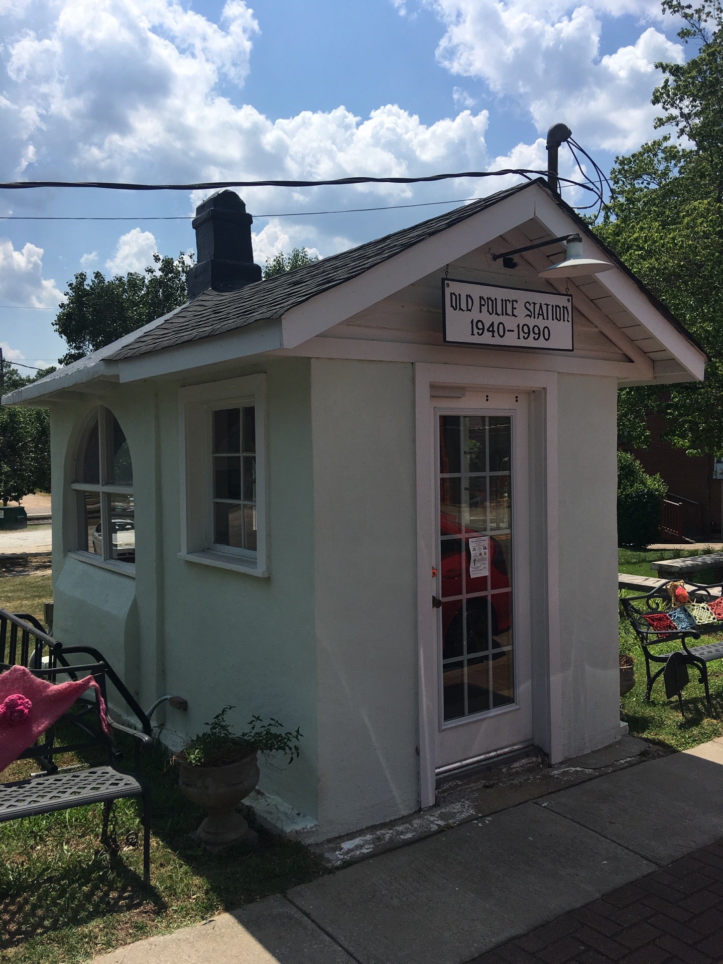 world-s-smallest-police-station-160-n-palmer-st-ridgeway-sc-police