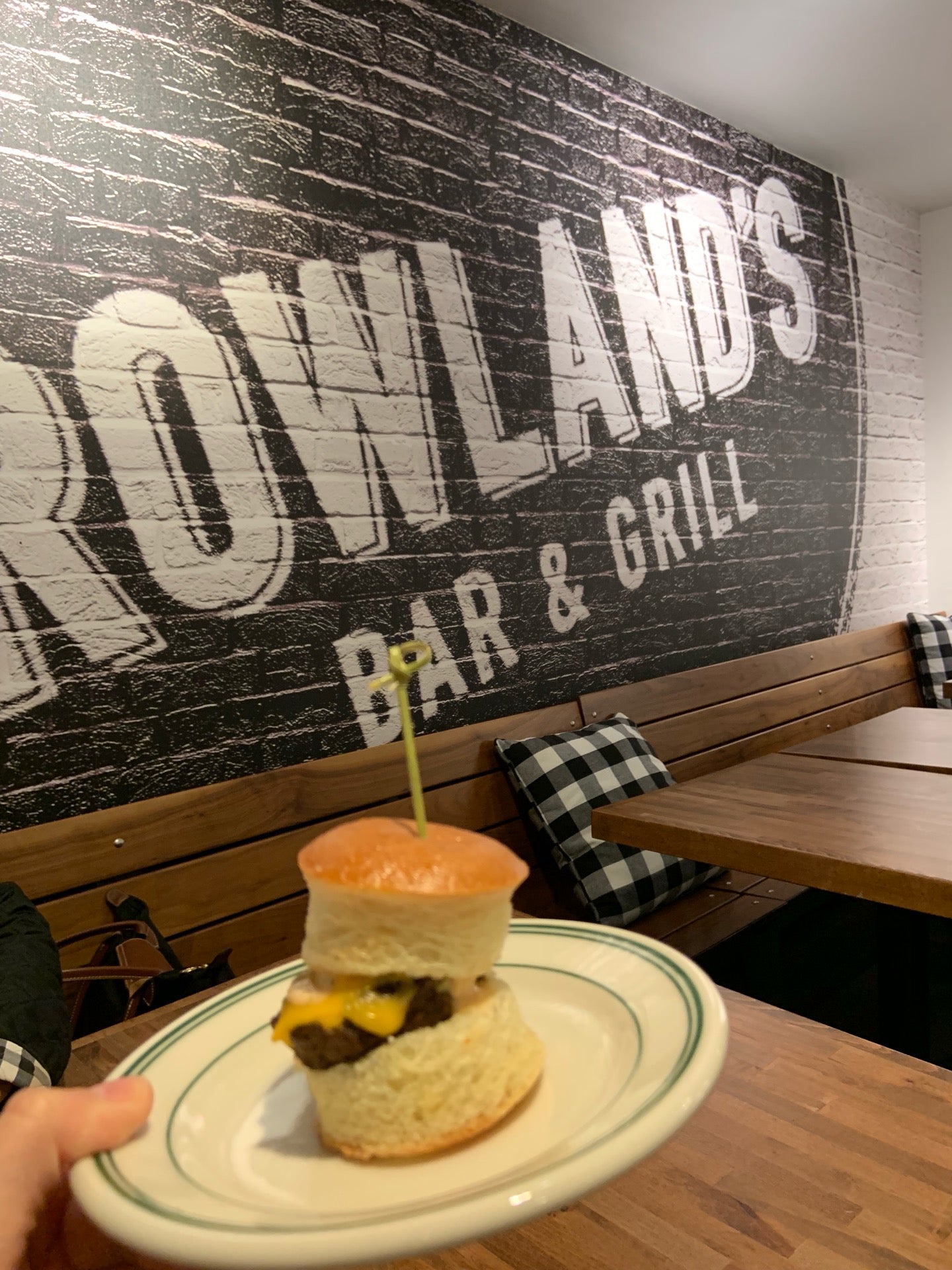 Total 94+ imagen rowlands bar and grill nyc Thcshoanghoathambadinh