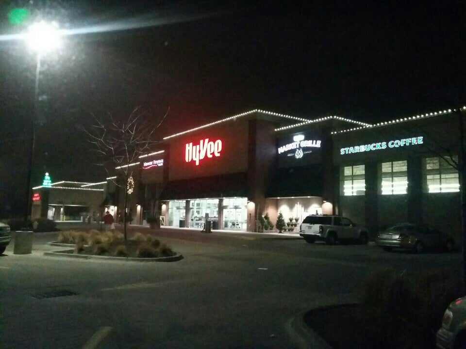 HyVee Parking Lot Urbandale, Urbandale, IA, Landmark MapQuest