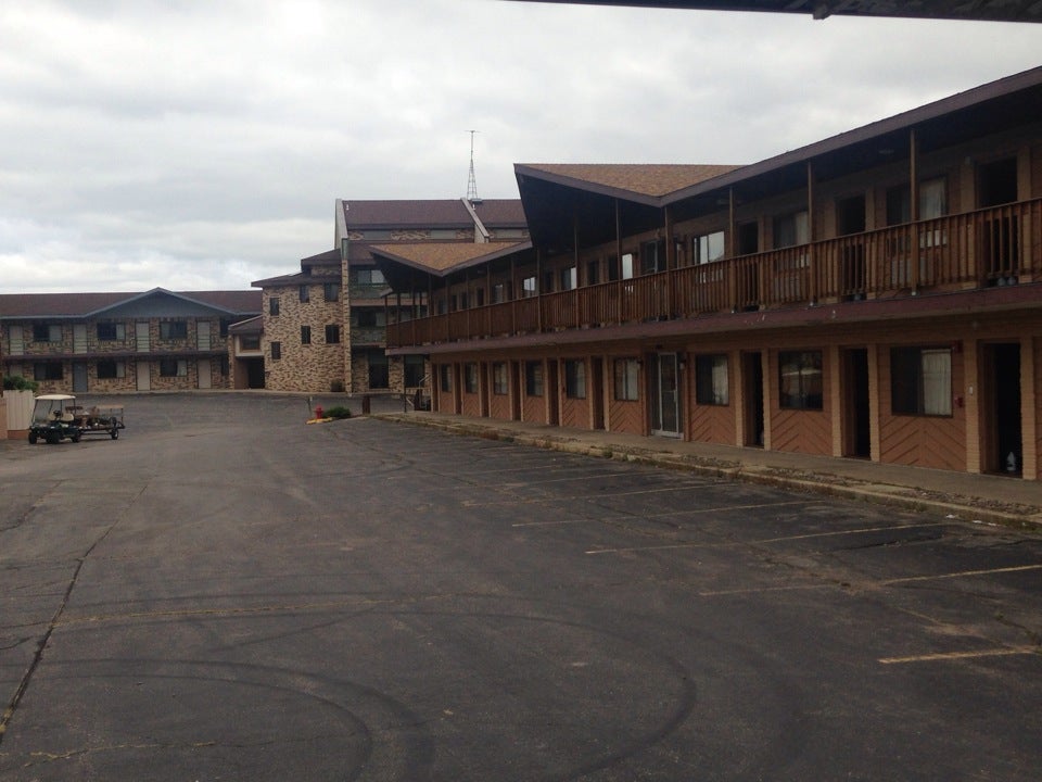 Mayflower Motel & Suites, 910 Wisconsin Dells Pkwy, Wisconsin Dells, WI